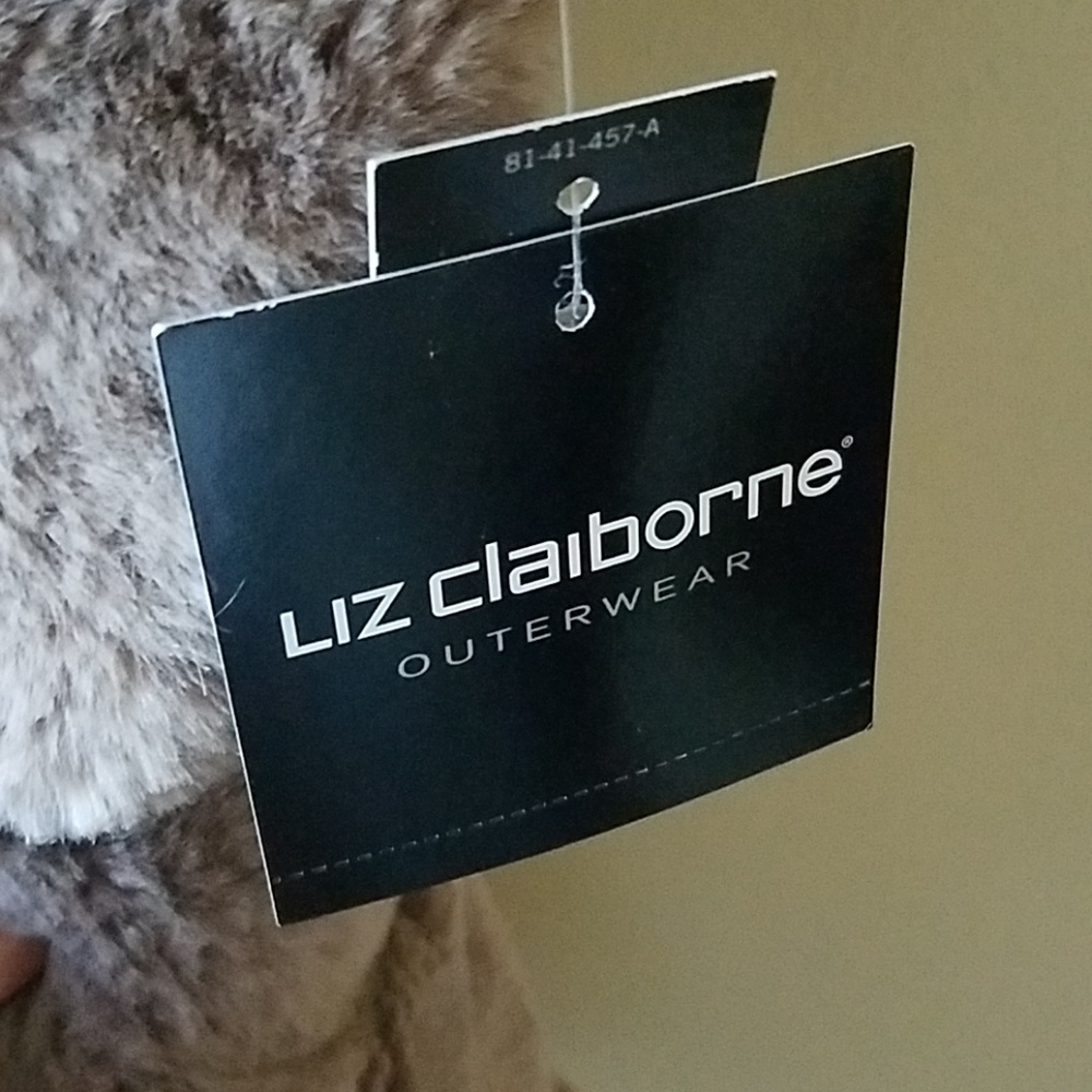 New Liz Claiborne Plush Taupe Brown Soft  Faux Fur Cozy Hooded Vest - Picture 8 of 8